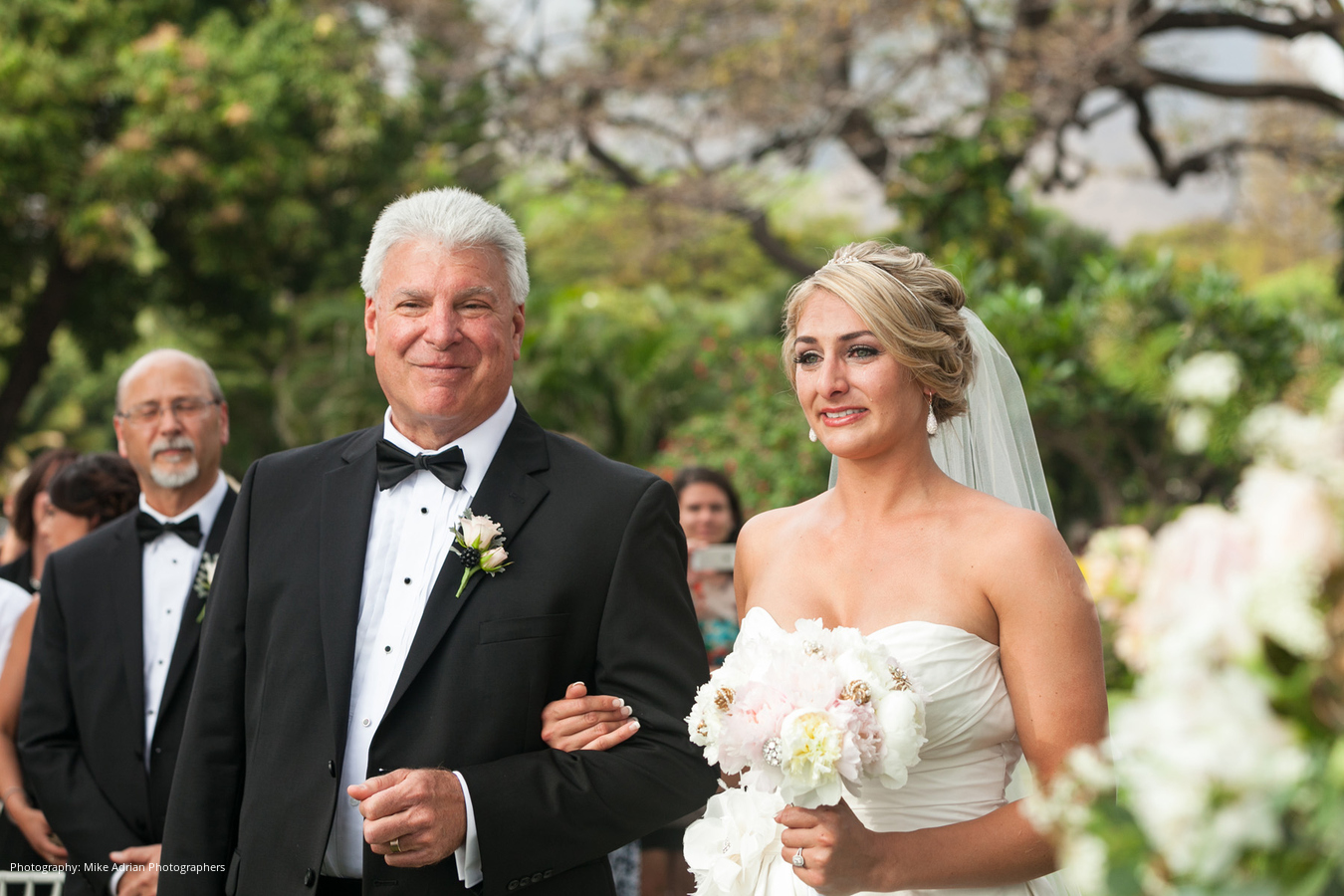 A Simple, Black and White-Inspired Wedding at Olowalu Plantation House ...